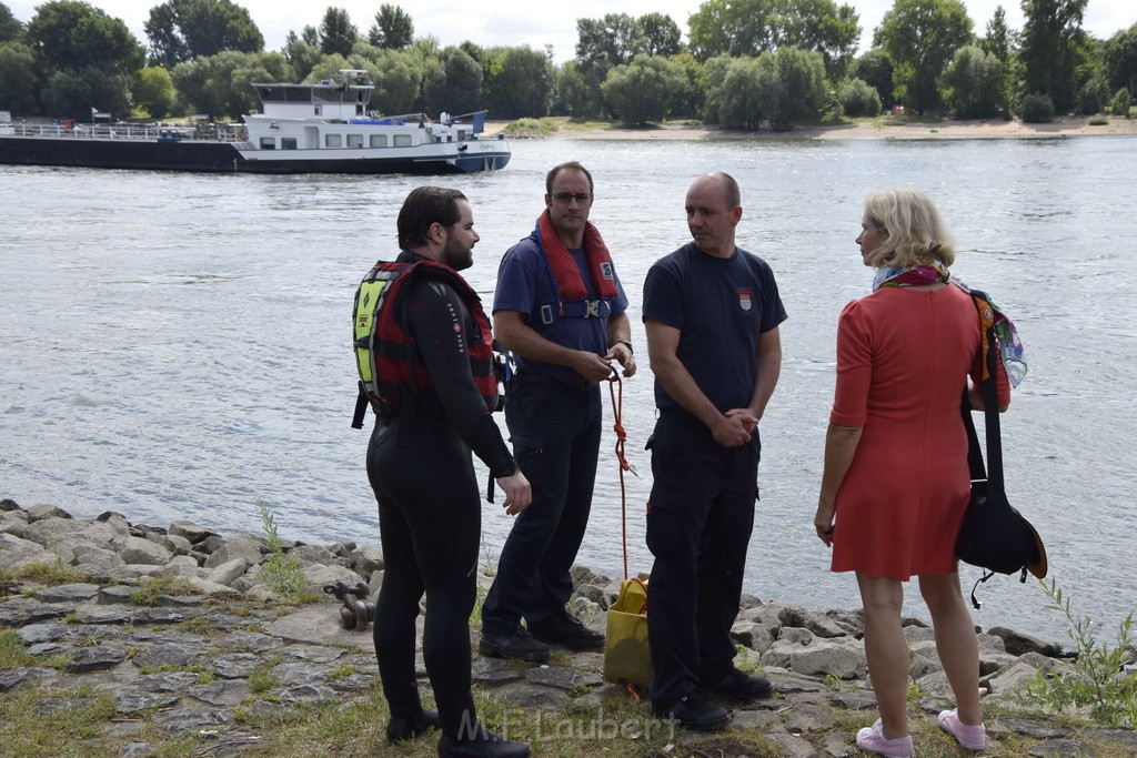 Uebung BF Taucher und Presse Koeln Zoobruecke Rhein P123.JPG - Miklos Laubert